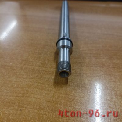 Штуцер подвода топлива к форсунке 
